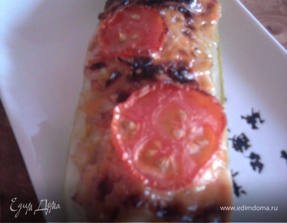 Лодочки кабачков наполняем фаршем, сверху смазать смесью сметаны и кетчупа. Выложить сверху кружками помидоров и посыпать тертым сыром. Запекать 35 минут в духовке при 200*С. После выключения можно дать еще потомиться в духовке около 10-15 минут. 