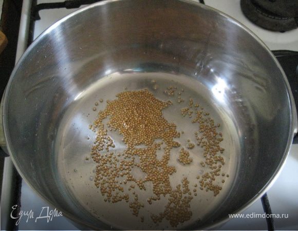 В маленькой кастрюле нагреть масло. Добавить семена горчицы и накрыть крышкой. Снять кастрюлю с огня, когда семена перестанут трещать и подпрыгивать. Бросить туда нарубленный перец, встряхнуть кастрюлю, чтобы компоненты смешались.