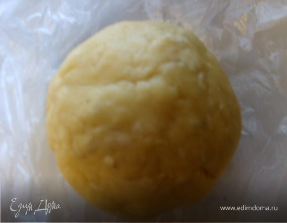 Приготовим тесто:
Муку просеять, добавить размягченное масло или маргарин, воду, соль и замесить не тугое тесто, отправить в холодильник на 30 минут.