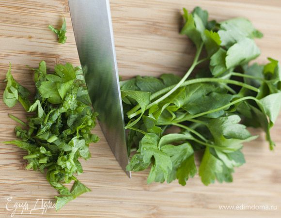 Петрушку мелко порубить.