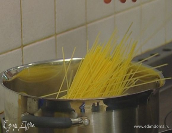 Макароны отварить в слегка подсоленной и подмасленной воде.