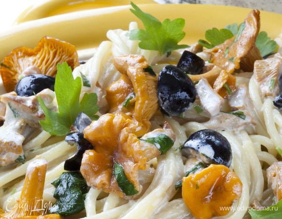 Выложить в соус макароны, перемешать. Посыпать спагетти оставшейся петрушкой и немедленно подавать.