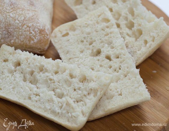 Каждую чиабатту разрезать вдоль и пополам на четыре части, выложить на противень и отправить на 5 минут в разогретую духовку.