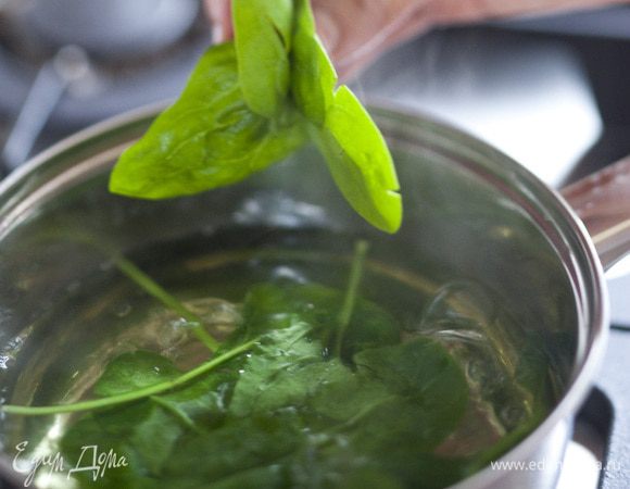 В этой же воде 3–5 минут отваривать шпинат, затем вынуть, воду сохранить.