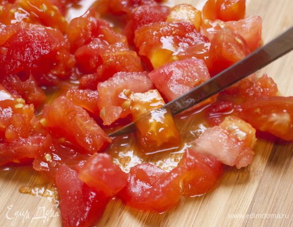 Помидоры ошпарить и снять кожицу, мякоть нарезать кубиками.