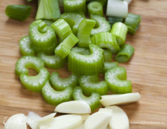 Оставшийся чеснок, сельдерей и зеленый лук порубить.
