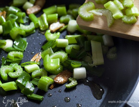В большой сковороде разогреть 3 ст. ложки оливкового масла, обжарить чеснок, добавить сельдерей и лук, потушить несколько минут.