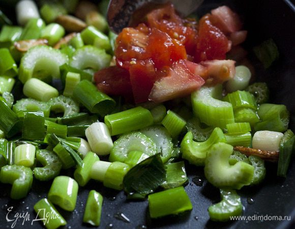 Добавить помидоры, 1 ч. ложку соли и тушить 30 минут.