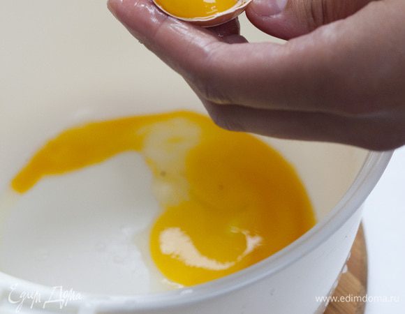 Взбивать желтки с сахаром, пока масса не станет светлой и довольно плотной.