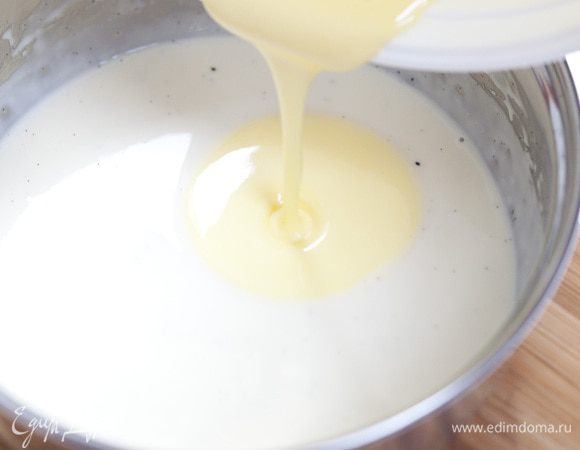 Соединить желтки с теплыми сливками и, постоянно помешивая, на очень слабом огне довести до кипения, но не кипятить. Как только масса загустеет, тут же снять с огня и остудить.