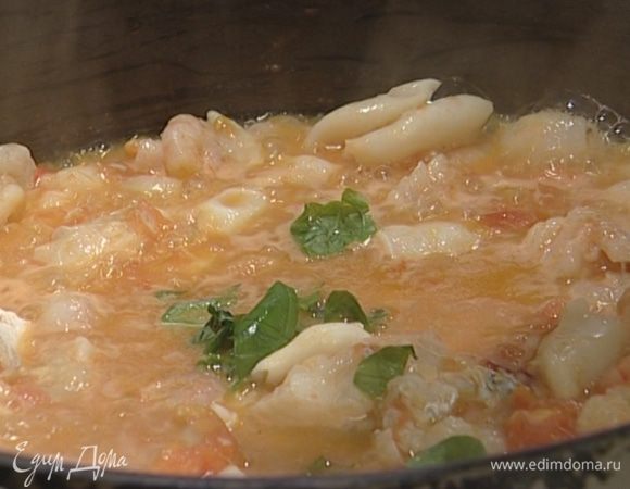 Посолить и поперчить, всыпать немного базилика и тушить на медленном огне 5–6 минут.