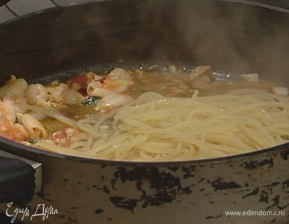 Выложить макароны в сковороду с соусом, влить немного воды, в которой они варились, и довести до готовности, постоянно помешивая и по необходимости добавляя воду.