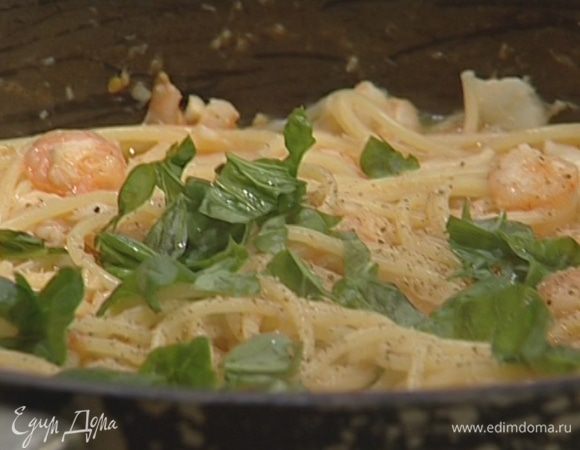 Готовые спагетти поперчить, присыпать оставшимся базиликом и сразу подавать.