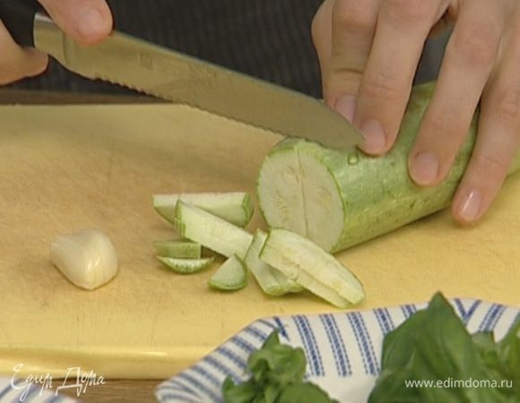 Кабачок нарезать ломтиками.