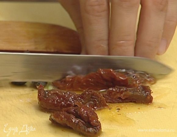 Вяленые помидоры нарезать не слишком мелко.