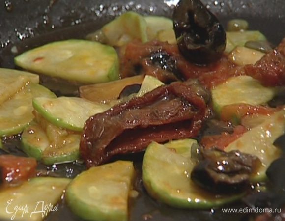 Добавить кабачки, помидоры, оливки, каперсы, вяленые помидоры, немного посолить и поперчить и тушить до готовности кабачков.