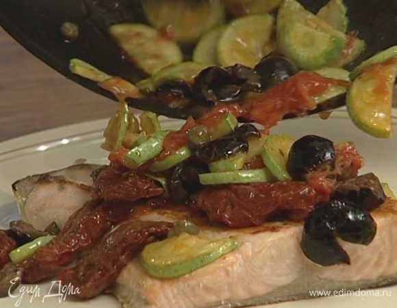 Уложить семгу на блюдо, сверху выложить овощи и сбрызнуть оливковым маслом.