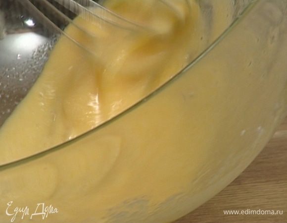 Яйца и 125 г сахарной пудры взбить венчиком.