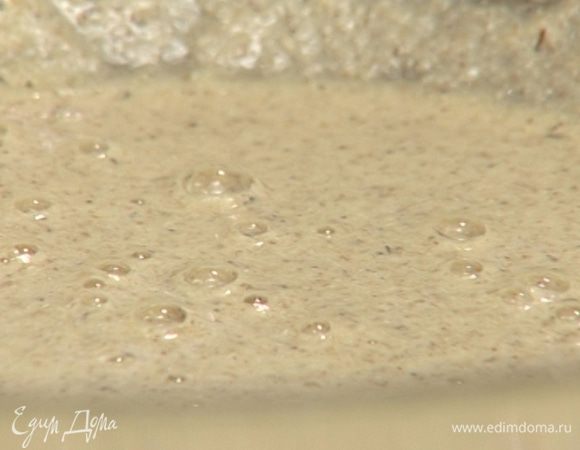 Добавить мед, просеянную через сито муку и вымешать тесто до однородной консистенции. Накрыть посуду с тестом полотенцем и оставить на полчаса в теплом месте, без сквозняков.