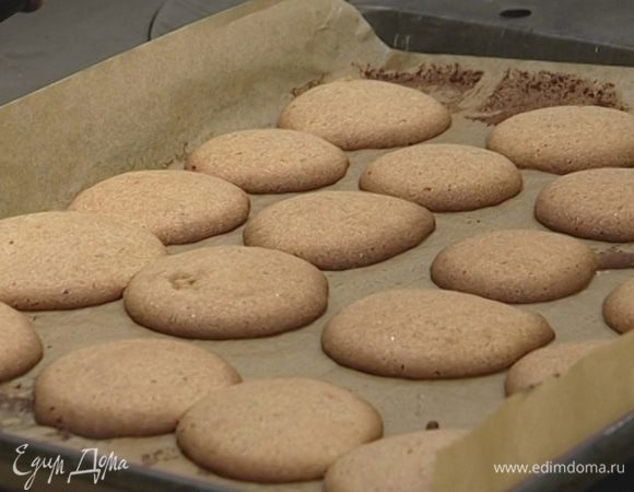 Выпекать печенье в разогретой духовке 15−20 минут, затем остудить и посыпать оставшейся сахарной пудрой.