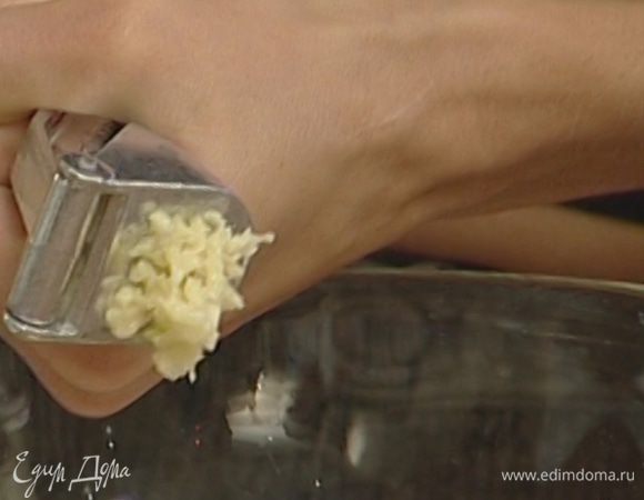 Чеснок с солью растереть в ступке.