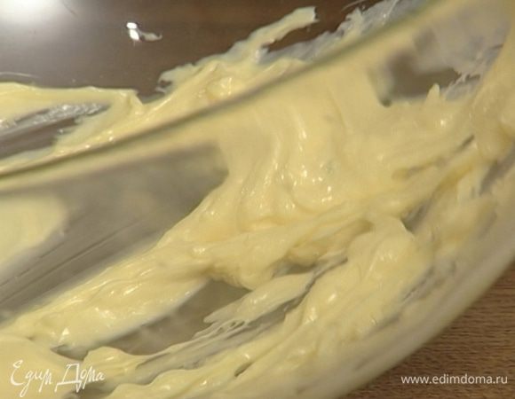 Предварительно размягченное сливочное масло взбить вилкой или венчиком до легкого светлого состояния.