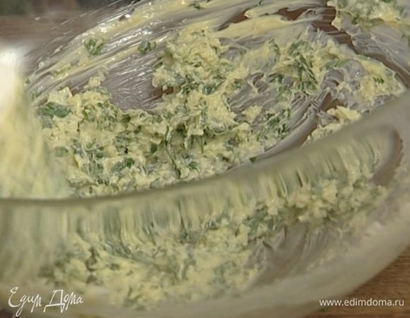 К маслу добавить сыр, чеснок и петрушку.