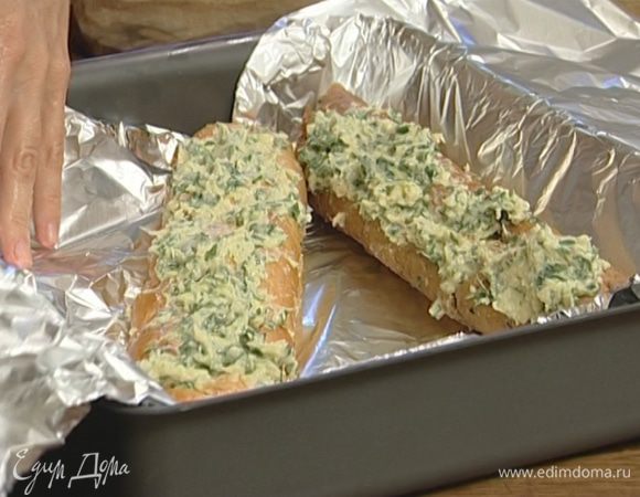 Завернуть багет в фольгу и запекать в разогретой духовке 20 минут.