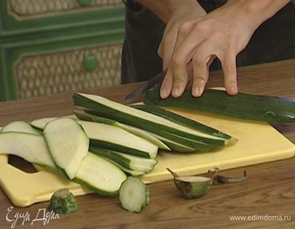 Цукини и баклажаны нарезать вдоль полосками толщиной 5 мм.