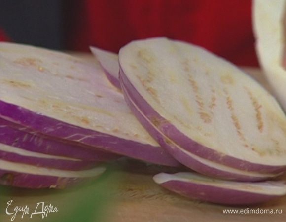 Баклажаны присыпать солью и оставить на 10—15 минут, чтобы они отдали свою горечь.