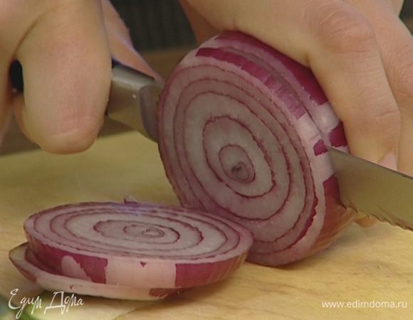 Лук почистить и нарезать полукольцами.