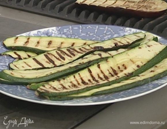 Цукини, баклажаны, лук и перец целиком обжарить на гриле с обеих сторон.