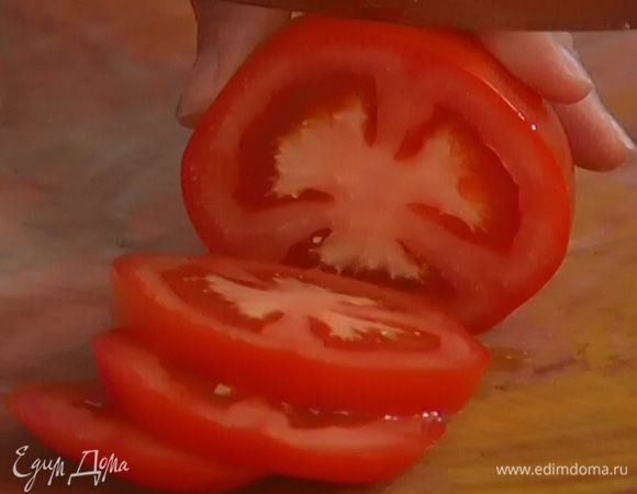 Помидоры и козий сыр нарезать кружками.