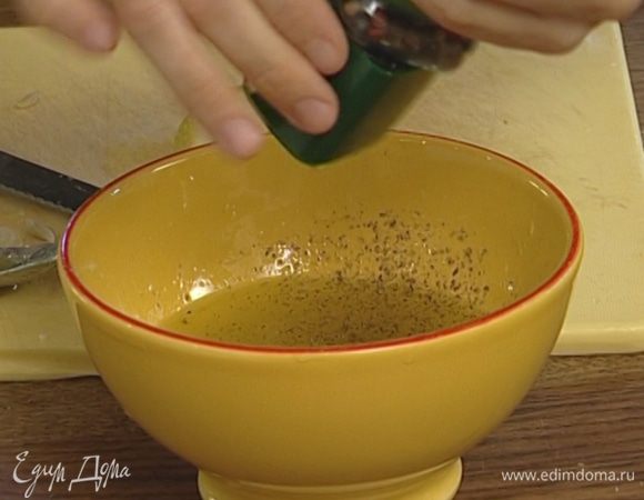 Приготовить заправку, смешав оливковое масло, лимонный сок, соль и перец.