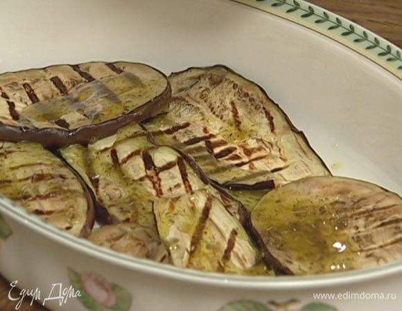 Выложить в жароупорную форму слоями баклажаны, цукини, перец, сыр, помидоры, лук и сверху еще один слой сыра.