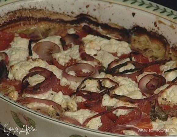 Накрыть форму фольгой и запекать в разогретой духовке 30 минут, затем фольгу снять, поставить под гриль или на самый верхний уровень духовки и запекать еще 5 минут.