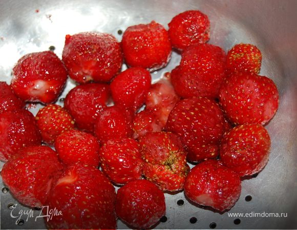 Берем наши многострадальные ягоды, у меня клубника, сын заартачился – не стал есть. Бросаем в блендер. Туда же буквально ложку сахара. Все превращаем в пюре и…. берем пакетики для льда. Выливаем содержимое блендера и убираем в морозилку. Места в таком виде занимает минимум, а зимой разморозите один кусочек, и можно в кашку ребенку, или в творожок, или в компот, или даже себе в какой-нибудь  коктейль…. Приятного аппетита!