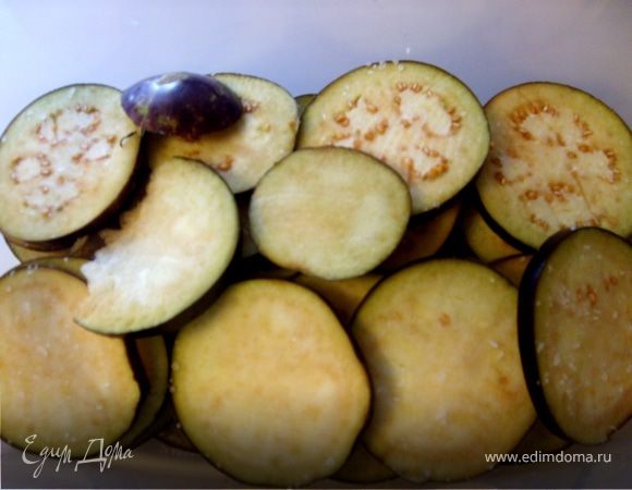 А тем временем готовим начинку:
Баклажан вымыть порезать кружочками посолить и оставить на 15 минут, чтобы вышла ненужная горечь.