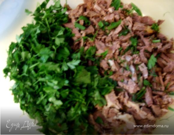 Мясо нарезать мелко, добавить к нему зелень любую какую вы любите. И тут я задумалась а не будет ли мой пирог  сухим?