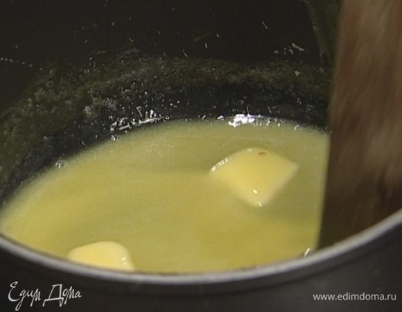 В небольшой кастрюле растопить 125 г сливочного масла.