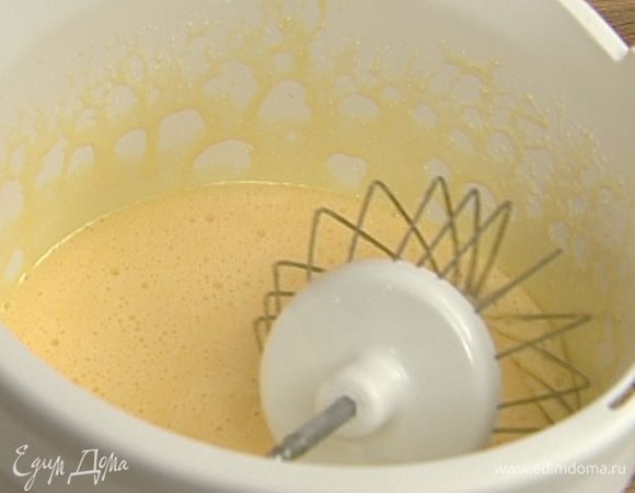 Добавить просеянный миндаль, просеянную муку, влить коньяк, все перемешать.