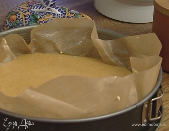 Разъемную форму выстелить бумагой для выпечки, смазать ее оставшимся сливочным маслом и вылить тесто в форму.