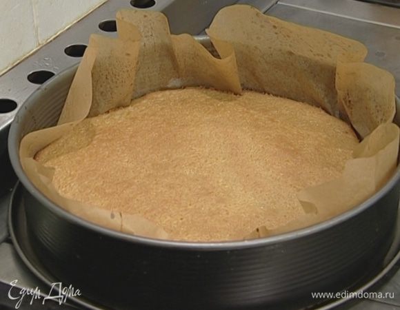 Выпекать бисквит в разогретой духовке 35–40 минут.