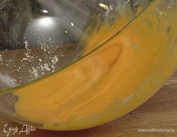 Приготовить крем: предварительно охлажденные желтки взбить с сахарной пудрой в пышную светлую массу.