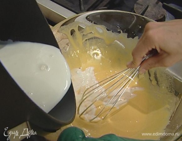 Не переставая взбивать, добавить рисовую муку, затем влить молоко.
