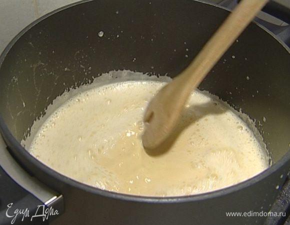 Поставить кастрюлю на средний огонь и, постоянно помешивая, дождаться, когда крем загустеет. Снять с огня и остудить.