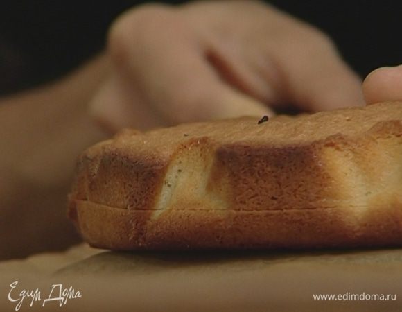 Разрезать бисквит вдоль на два коржа.