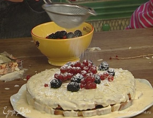 Смазать один корж вареньем, накрыть вторым коржом, полить сверху остывшим кремом, посыпать миндальными хлопьями и украсить свежими ягодами.