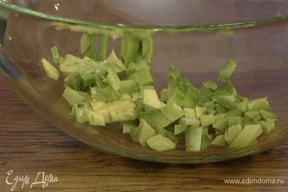 С авокадо снять кожуру, вынуть косточку, мякоть нарезать небольшими кубиками.