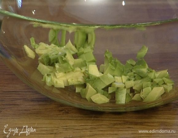 С авокадо снять кожуру, вынуть косточку, мякоть нарезать небольшими кубиками.